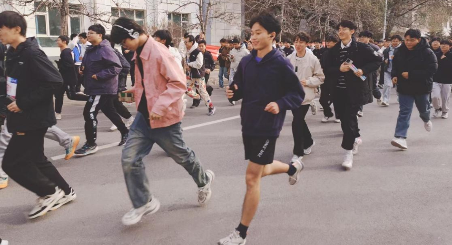 挑战自我 弘扬体育精神 ——98色花堂
举办师生冬季长跑活动